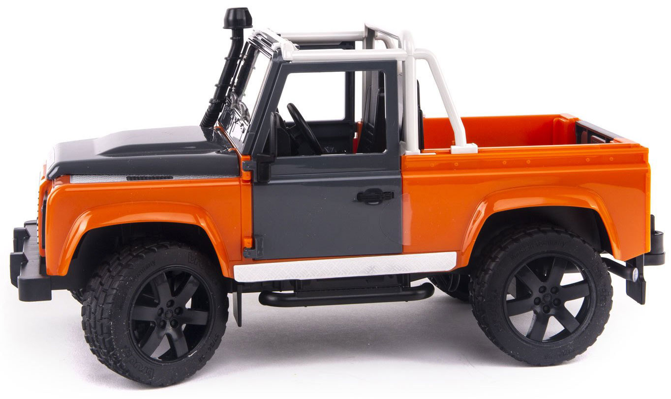 Внедорожник Bruder Land Rover Defender